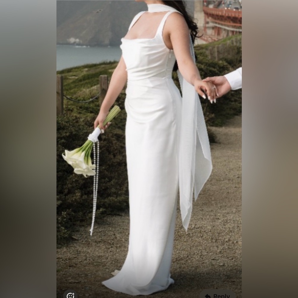 Elegant White Sleeveless Dress & Scarf - Picture 5 of 10